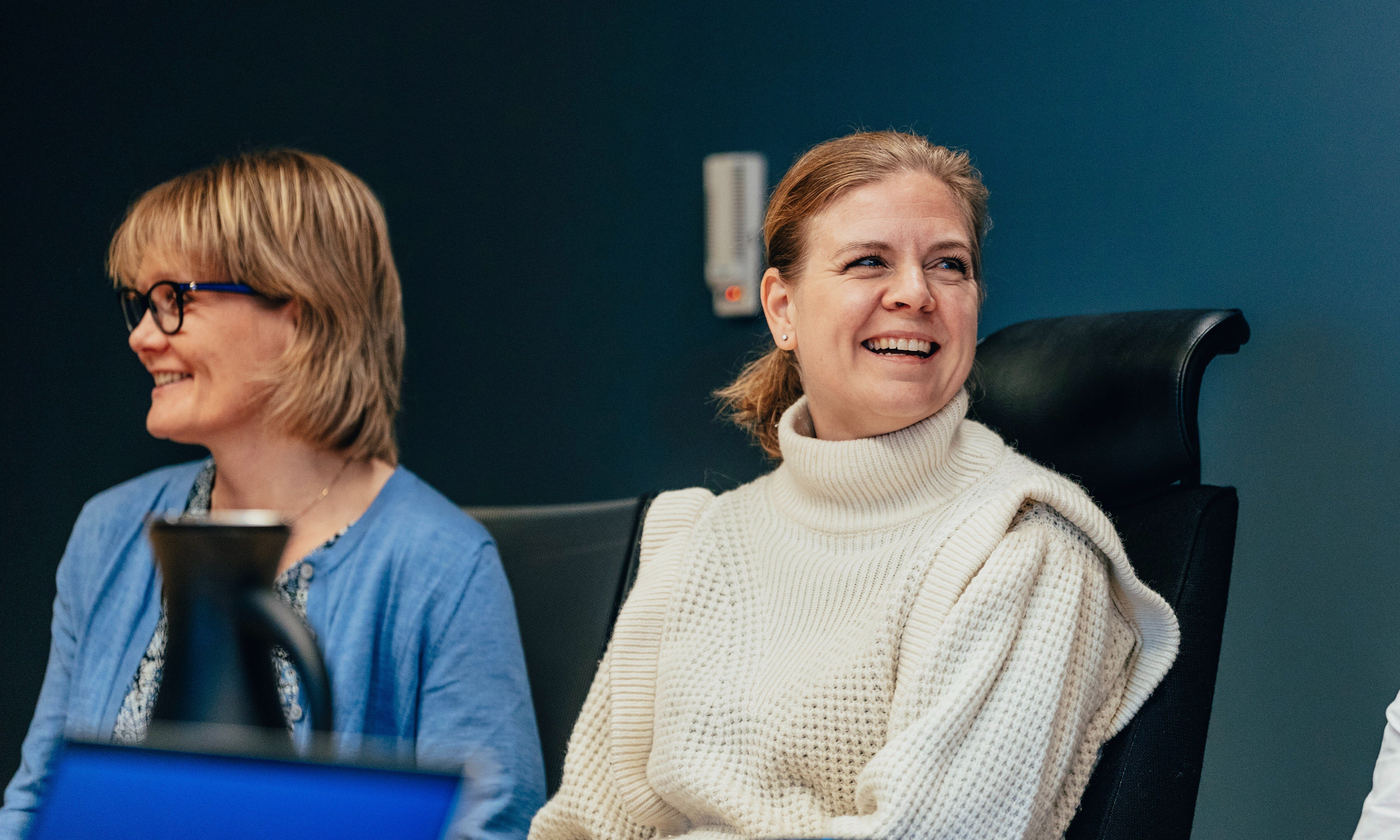 202410_Frydenbø Bil VPL_administrasjon_regnskapscontroller_Camilla Dahle von Krogh_på kontoret hyggelig smil avdeling møte-2