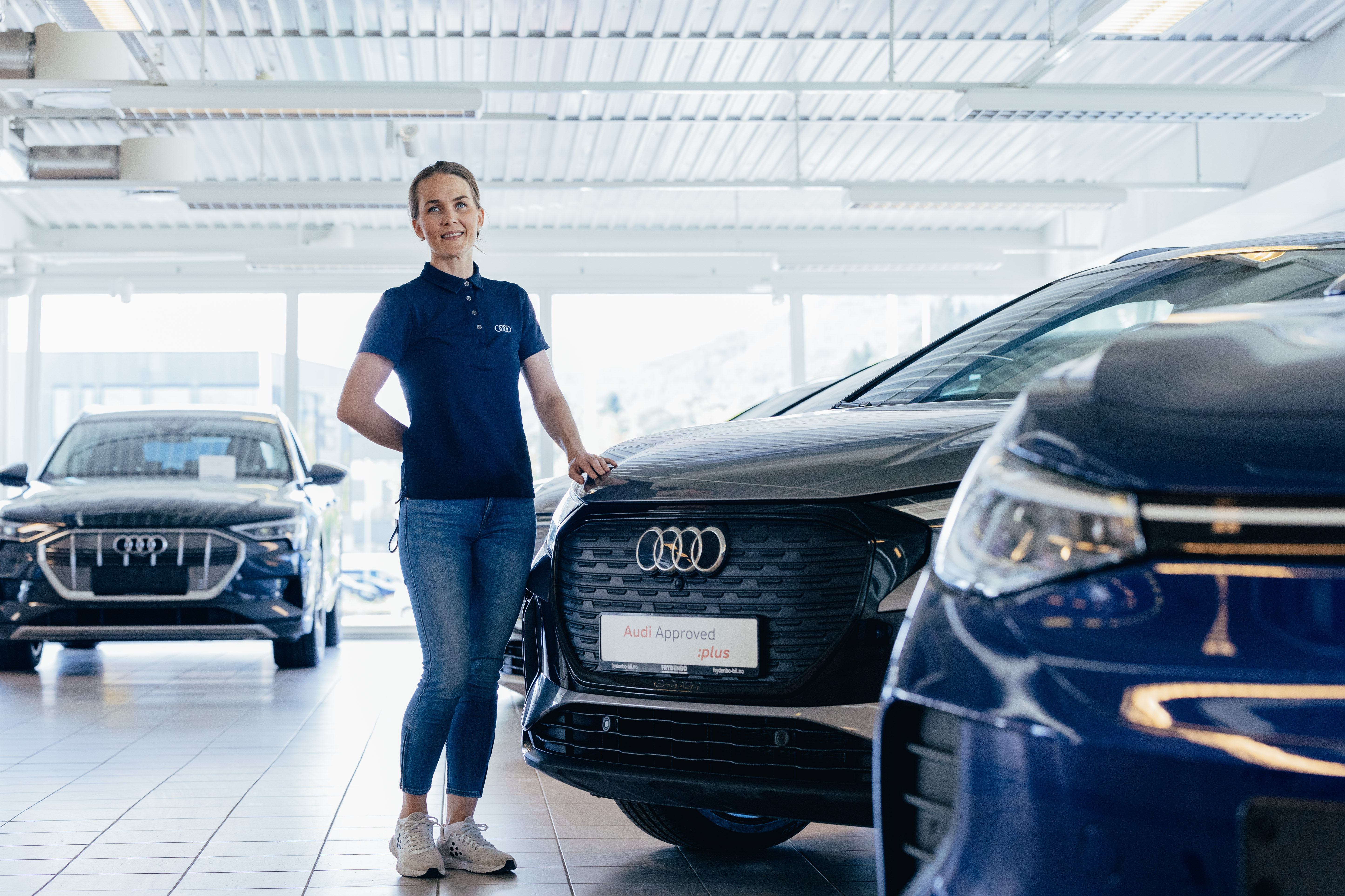 Kvinne fremfor en Audi approved :plus i bilsenteret i Molde