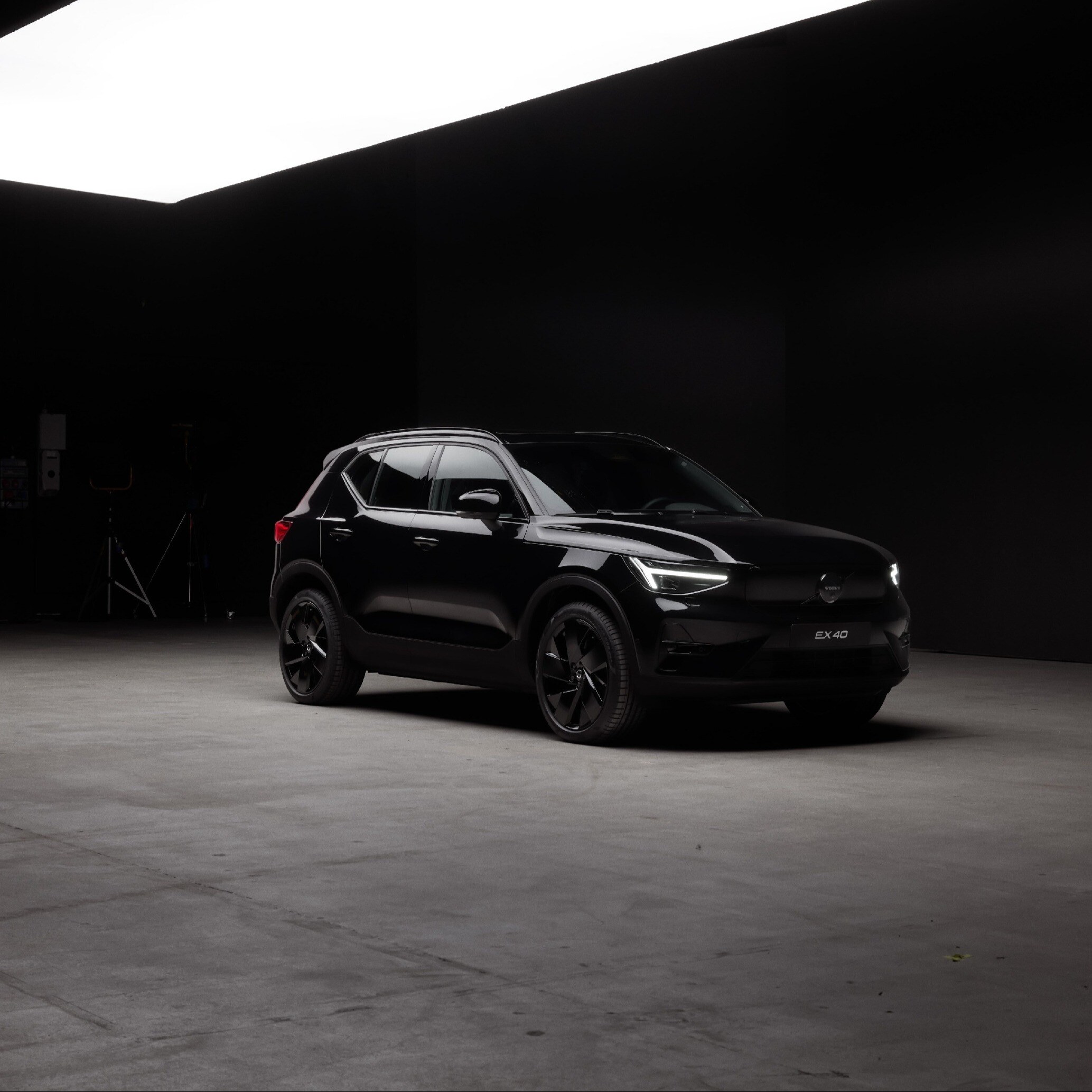 324088_Volvo_EX40_Black_Edition-1